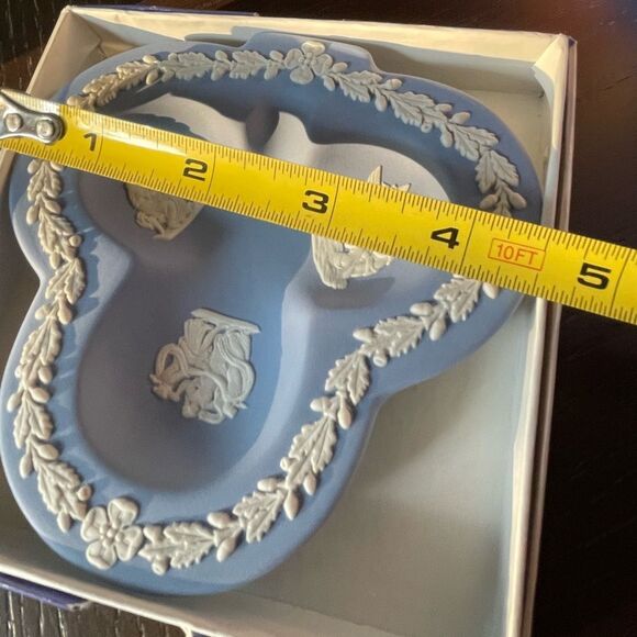 Wedgwood Blue Jasper Vintage Clover Shaped Trinket Dish in Original Box - Picture 8 of 14